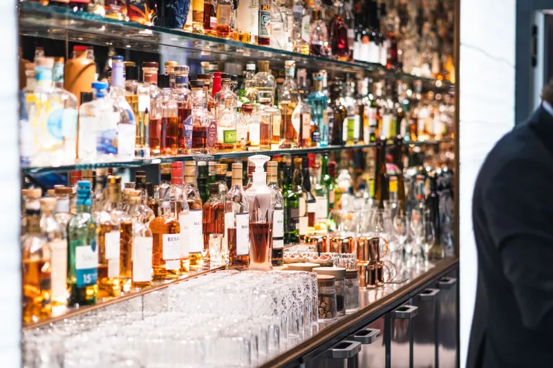 When Knowing Too Much Gets in the Way: The Expert Shopper's Dilemma